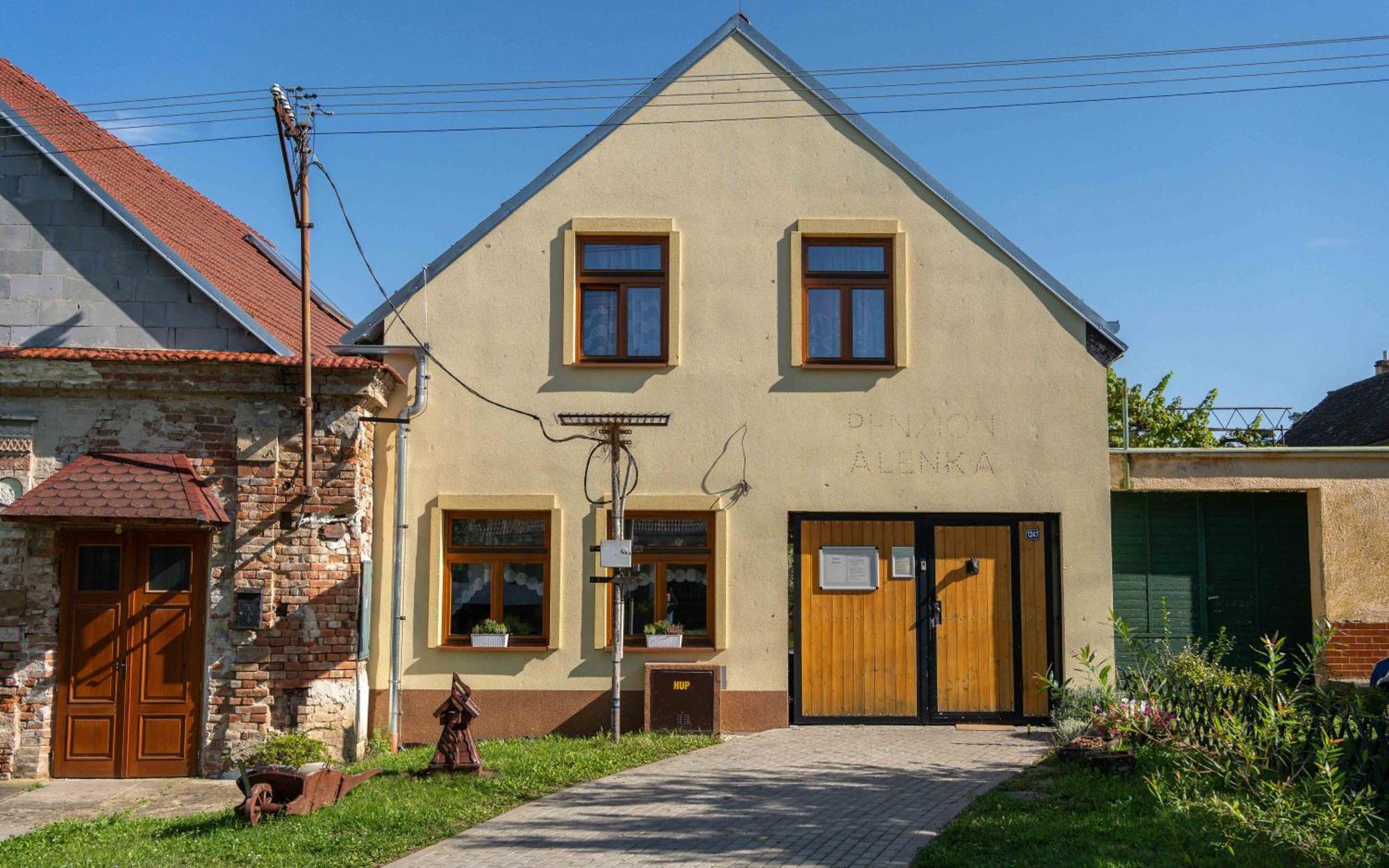 Penzion Alenka Valtice Bagian luar foto